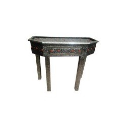 Table marocaine ornée de métal
