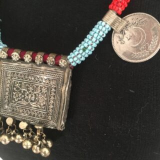 Bijoux Marocain Collier berbère en perles bleu turquoise et rouge orné d'accessoires ancien en argent