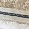 Tapis Marocain Tapis Handira authentique écru et blanc avec paillettes et lignes colorées 178 x 106