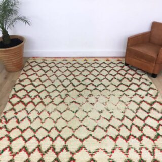 Tapis Marocain Grand tapis berbère Azilal fond écru lignes rouges et vertes 233 x 213