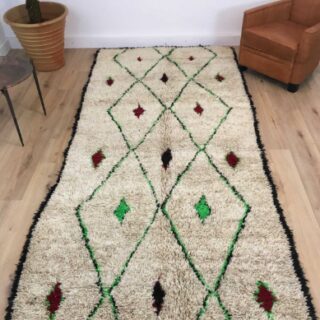 Tapis Marocain Tapis berbère Azilal laine pure et fils de coton couleurs vert fluo, noir et bordeaux 314 x 138