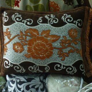 Housse de coussin marocaine en mobra de fabrication artisanale.