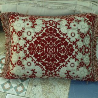 Housse de coussin en velours de couleur rouge