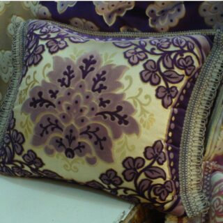 Housse de coussin mauve en velours marocain