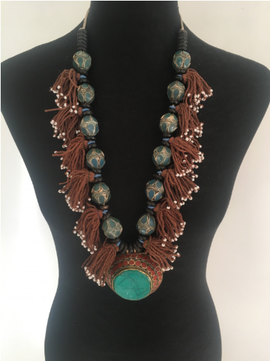 Bijoux Marocain Collier berbère en boules de métal gravé avec un gros pendentif turquoise
