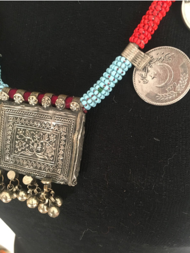 Bijoux Marocain Collier berbère en perles bleu turquoise et rouge orné d'accessoires ancien en argent