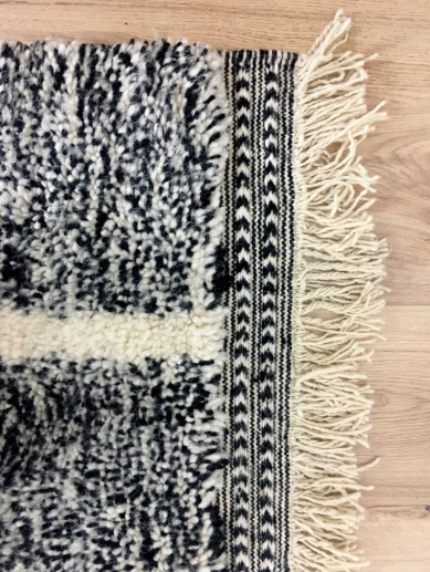 Tapis Marocain Tapis berbère Beni Ouarain noir et écru effet moucheté 173 x 107