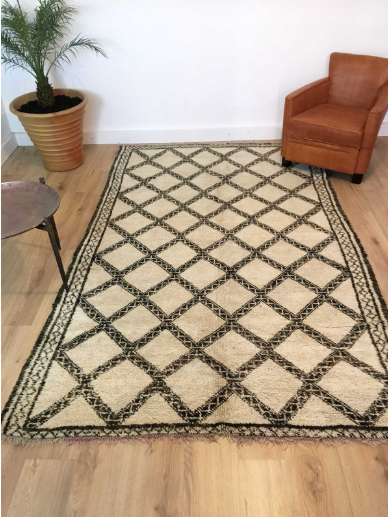 Tapis Marocain Magestueux tapis berbère Beni Ouarain motifs marrons gris sur fond beige 280 x 171