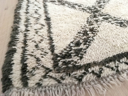 Tapis Marocain Magestueux tapis berbère Beni Ouarain motifs marrons gris sur fond beige 280 x 171