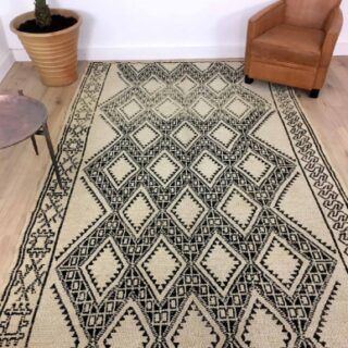 Tapis Marocain Tapis original Beni Ouarain beige et noir aux motifs géométriques 287 x 183