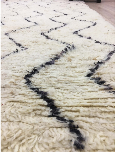 Tapis Marocain Tapis Beni Ouarain berbère écru et zigzags noirs 348 x 178