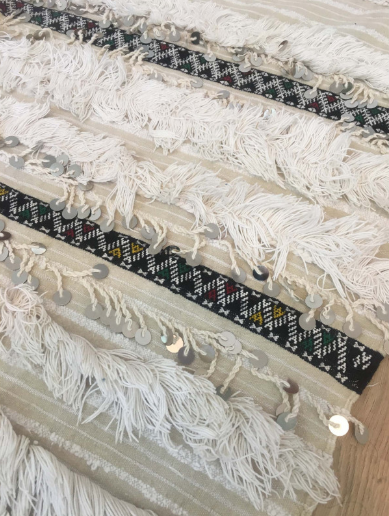 Tapis Marocain Tapis Handira authentique écru et blanc avec paillettes et lignes colorées 178 x 106