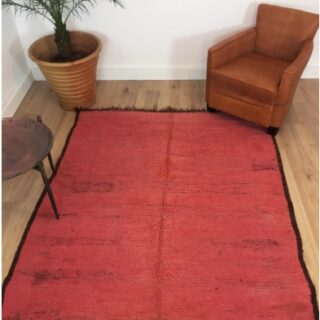 Tapis Marocain Somptueux tapis Beni M'Guild rouge contour noir 180 x 154