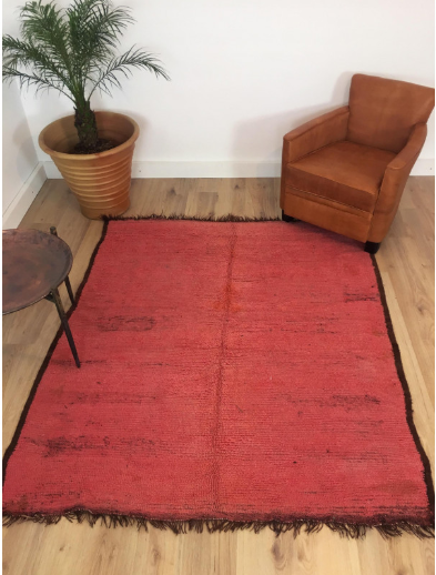 Tapis Marocain Somptueux tapis Beni M'Guild rouge contour noir 180 x 154
