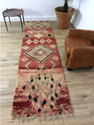 Tapis Marocain Long tapis berbère Boujad rouge rosé motifs géométriques losanges et petits carrés 301 x 085