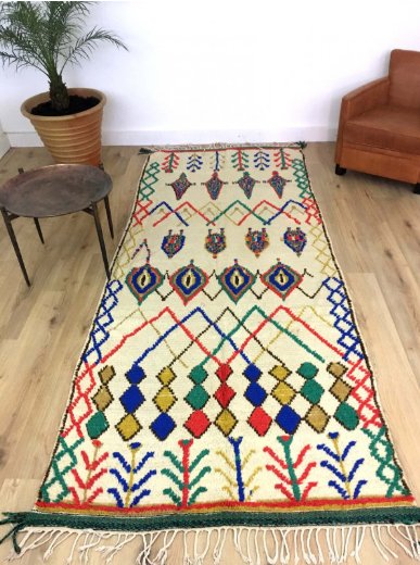 Tapis Marocain Tapis berbère Azilal fond écru, motifs jaunes, bleus, verts, rouges 305 x 125