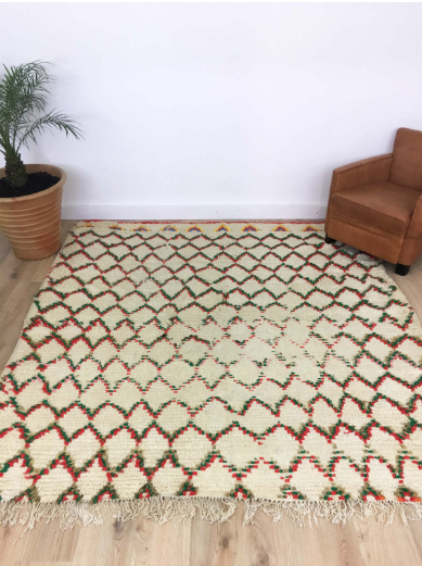 Tapis Marocain Grand tapis berbère Azilal fond écru lignes rouges et vertes 233 x 213